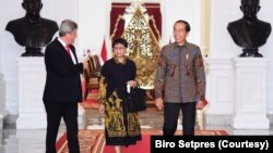 Presiden Joko Widodo didampingi Menteri Luar Negeri Retno Marsudi bertemu dengan
Duta Besar Palestina Untuk Indonesia Zuhair Al-Shun, di Istana Merdeka, Jakarta, Jumat (24/3). (Foto: Courtesy/Setpres RI)