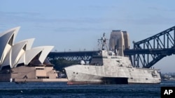 美国海军第30艘濒海战斗舰、“独立”级濒海战斗舰的15号舰“堪培拉”号(USS Canberra,LCS-30)驶过悉尼歌剧院抵达澳大利亚皇家海军舰队基地。(2023年7月18日)