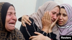 加沙拉法城的巴勒斯坦妇女哀悼被以军空袭打死的亲人。(2024年4月21日)