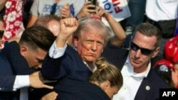 2024 年 7 月 13 日,共和党候选人唐纳德·特朗普在宾夕法尼亚州巴特勒市的竞选活动上被特勤局特工包围,脸上沾着鲜血,被带离舞台。