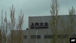 资料照片:2021年4月22日,位于中国西部新疆维吾尔自治区乌鲁木齐郊区的一家大众汽车工厂。(美联社照片)