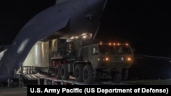 美国空军C-17“全球霸”运输机在吕宋岛卸载“堤丰”陆基机动导弹系统. 图片来源:美国太平洋陆军司令部