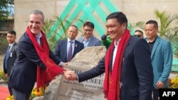 美国驻印度大使埃里克·加塞蒂(Eric Garcetti)访问中印边境的印度阿鲁纳恰尔邦与首席部长白玛堪卓(Pema Khandu)握手。(2023年11月29日)