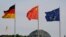 资料照：中国、德国和欧盟旗帜在德国柏林国会大厦外飘扬。