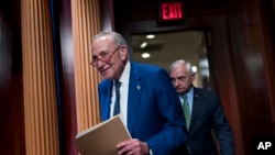 2023年7月27日,参议院多数党领袖、纽约州民主党人查克·舒默和参议院军事委员会主席、共和党人杰克·里德在完成2024财年军费开支法案的工作后,抵达华盛顿国会大厦与记者交谈。