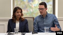 《华盛顿邮报》记者希巴尼·马塔尼(左)及《大西洋》杂志的专栏作家蒂莫西·麦克劳克林(右)近日出版新书"Among the Braves"(《勇者之中》),讲述有关香港2019年反修例运动 (美国之音/陈念)