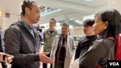 香港民主派政党社民连3名正副主席(右起)陈宝莹、余炜彬、周嘉发,2月27日早上准备到政府总部外,就23条立法示威及提交意见书,被数十名便衣警员在金钟 地铁站外截查 (美国之音/汤惠芸)