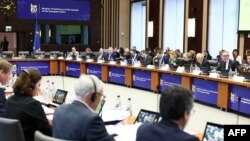 资料照片:2024年2月12日,欧盟外交与安全政策高级代表、欧盟委员会副主席何塞普·博雷尔(右二)在布鲁塞尔召开非正式外交事务委员会会议上。(法新社照片)