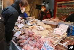 资料照:东京街头的海产鱼摊。(2021年12月31日)