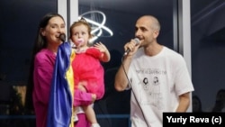 Вова зі Львова (Володимир Парфенюк), його дружина співачка Уляна Малиняк та їхня донька Радість під час туру "Ми тут недаремно" по США.