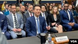 TikTok首席执行官周受资2022年3月23日赴国会山出席众议院能源与商务委员会听证会,针对TikTok用户隐私、数据安全和美国国家安全等一系列议题接受议员质询。(美国之音李逸华拍摄)