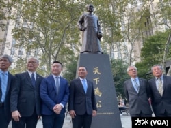 台湾总统大选国民党参选人侯友宜在纽约哥伦布关于拜谒孙中山铜像后与纽约中华公所主席曾维康(左三)和国民党副主席夏立言(左二)及侨领一起合影。(方冰拍摄)