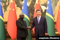 中国领导人习近平在北京人大会堂会见到访的所罗门群岛总理索加瓦雷。(2023年7月10日)