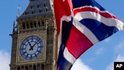 资料照:英国议会大厦与英国国旗