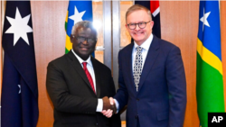 澳大利亚总理阿尔巴尼斯在堪培拉会晤到访的南太平洋岛国所罗门群岛总理索加瓦雷。(美联社2022年10月6日)