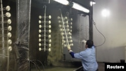 资料照:中国广东省惠州的一个灯厂的工人在作工。(2015年4月13日)