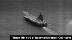 资料照:2023年4月24日,台湾国防部发现中国解放军的“山东号”航母在台湾东南海域活动。(图片来自台湾国防部推特)