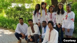 Способами вивчення української мови для іноземців стали, окрім класичних уроків, також українські пісні, соціальні мережі, спілкування з дітьми та, наприклад, кохання і спільна допомога Україні під час війни. Фото з особистого архіву Олени Бойчук.