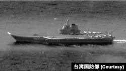 资料照片:中国海军山东号航母战斗群穿过巴士海峡进入西太平洋。(图片来自台湾国防部推特)