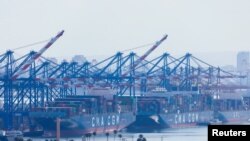 资料照片:2023年6月23日,加利福尼亚州圣佩德罗在洛杉矶港上的集装箱船只。(路透社照片)