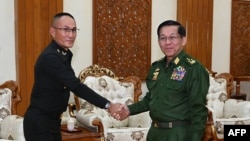 2023年12月27日,缅甸军政府领导人敏昂莱(右)大将在内比都与泰国皇家武装部队联合作战局局长贾卡蓬·詹彭(左)中将握手。(法新社照片)