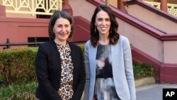 资料照 - 2020年2月28日,澳大利亚新南威尔士州前州长格拉迪斯·贝雷吉克利安(Gladys Berejiklian)同时任新西兰总理的杰辛达·阿德恩(Jacinda Ardern)在悉尼的澳大利亚议会前合照留念。照片左边的是格拉迪斯·贝雷吉克利安。
