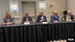 华府台湾同乡会在华盛顿近郊马里兰州举办美台关系座谈,持麦克风发言者为台湾执政的民主进步党华盛顿办公室主任彭光理(左2)(2023年11月11日,美国之音锺辰芳拍摄)