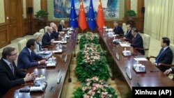 中国国家主席习近平(右二)与欧盟委员会主席乌尔苏拉·冯德莱恩(左三)和欧洲理事会主席夏尔·米歇尔(左四)在北京举行会谈。(2023年12月7日)