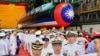 台湾高雄造船厂内一队海军官兵出席台湾首艘自制潜艇“海鲲号”下水暨命名典礼。(2023年9月28日)