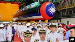 台湾高雄造船厂内一队海军官兵出席台湾首艘自制潜艇“海鲲号”下水暨命名典礼。(2023年9月28日)