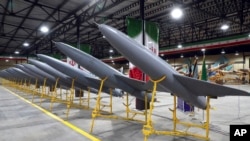 资料照片:伊朗军方公布的照片显示伊朗制造的远程战略无人机。(2023年4月20日)