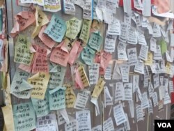 香港制造业及服务业进入寒冬,在工厂区的告示版从以往贴满招工状,变为现在贴满一张又一张的招租小广告。