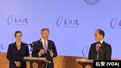 台湾立法院长游锡堃(右)与正在台湾访问的美国会众议院外交事务委员会主席迈克尔·麦考尔(中)4月7日在立法院举行联合记者会。(美国之音特约记者杨安拍摄)