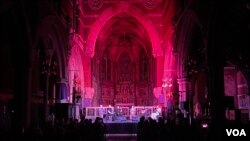 2月15日晚上8点,伦敦举行了一场名为“丝绸之路集合”的特别音乐会声援维吾尔文化,吸引了来自维吾尔故土、土耳其、香港和英国的艺术家们共同参与 (美国之音/李伯安)