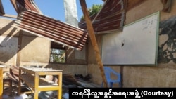 ကရင်နီပြည်လို့လည်း ခေါ်ကြတဲ့ ကယားပြည်နယ် ဒီးမော့ဆိုမြို့နယ်ထဲက စစ်ကောင်စီ ဗုံးကြဲတိုက်ခိုက်မှုကြောင့် ပျက်စီးသွားတဲ့ ကိုယ်ထူကိုယ်ထ ဖွင့်လှစ်ထားတဲ့ စာသင်ကျောင်း။ (ယခင်မှတ်တမ်းဓာတ်ပုံ)