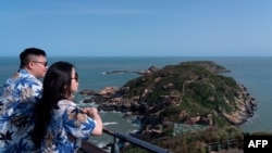 台湾马祖岛上的两名游客。(2023年4月9日)