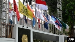 资料照片:印度尼西亚大选委员会雅加达办公室悬挂的印尼政党旗帜。(2023年11月13日)