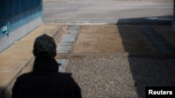 资料照:2023年2月7日,在分隔南北韩的非军事区(DMZ)内的板门店停战村,一名韩国士兵在混凝土边界站岗。(路透社)