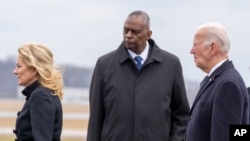 三名在约旦因无人机袭击遇难的美国军人的遗体送回美国,抵达多佛空军基地,美国第一夫人吉尔·拜登、总统乔·拜登和国防部长劳埃德·奥斯汀到场。(2024年2月2日)