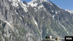 2023年6月21日,士兵守卫着连接克什米尔山谷和拉达克的道路。(美国之音比拉勒·侯赛因拍摄)