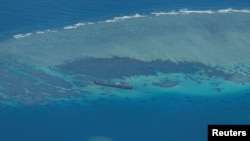 资料照:鸟瞰菲律宾海军BRP Sierra Madre 号舰只。自1999年以来此船一直搁浅在南沙群岛有争议的第二托马斯浅滩,中国称作仁爱礁,菲律宾称作阿云金浅滩。(2023年3月9日)