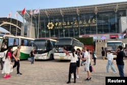 广州举行一年一度的广交会会场外。(2023年4月16日)