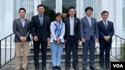 “台美国会议员联谊会”代表团在华盛顿双橡园合照,左起何志偉、江啟臣、劉世芳、陳以信、蔡適應及鄭正鈐。(2023年7月14日,美国之音锺辰芳拍摄)