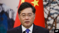 资料照片:中国外交部长秦刚2023年5月23日在北京与荷兰外长霍克斯特拉会晤后出席了联合新闻发布会。(美联社照片)