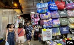 百年歷史的香港廟街夜市疫情後幾乎沒有外國遊客光顧。(美國之音/湯惠芸)