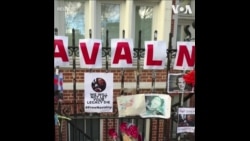 悼念俄反对派领导人纳瓦尔尼 民众在俄罗斯驻伦敦大使馆外献花留言​ 