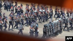 စစ်တပ် အာဏာသိမ်းမှု ဆန့်ကျင်သူတွေကို လိုက်လံနှိမ်နင်းနေတဲ့ လုံခြုံရေးတပ်ဖွဲ့ဝင်များ။