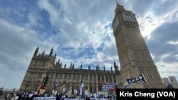 示威者沿游行路线高叫口号及演讲后,到达最后一个集会地点英国国会外。(美国之音特约记者郑乐捷拍摄)