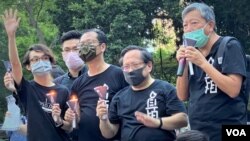 前支联会主席李卓人(右一)及副主席何俊仁(右二)被控《港区国安法》下“煽动颠覆国家政权罪”,两人分别被还柙超过两年半及一年半,预料今年11月初之前无法正式开审。 (美国之音/汤惠芸)