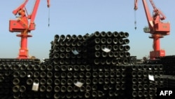 资料照:中国江苏省连云港码头正在装船的出口钢材。(2015年12月1日)
